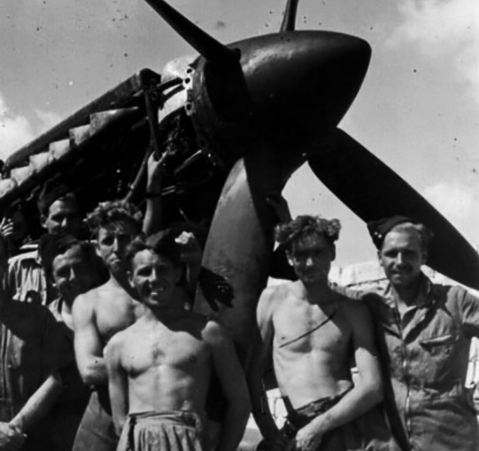 A photo of an aircraft maintenance crew from World War 2